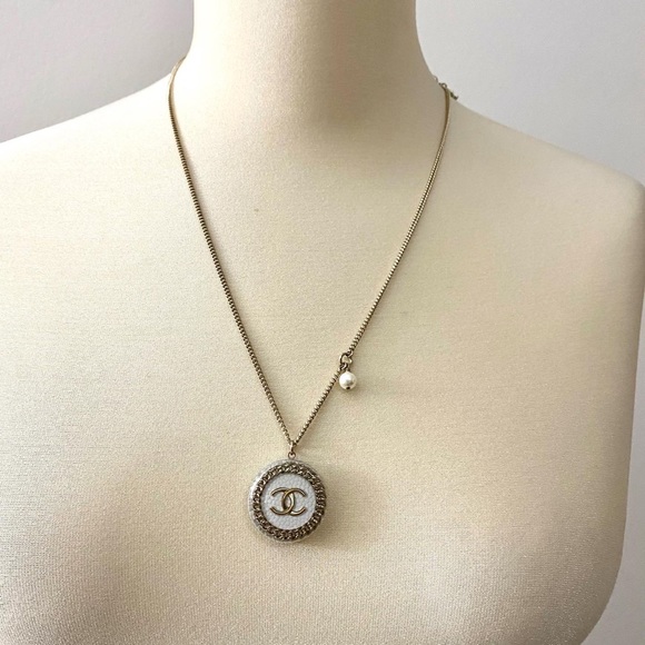 Authentic Chanel necklace, never been used - Picture 2 of 15